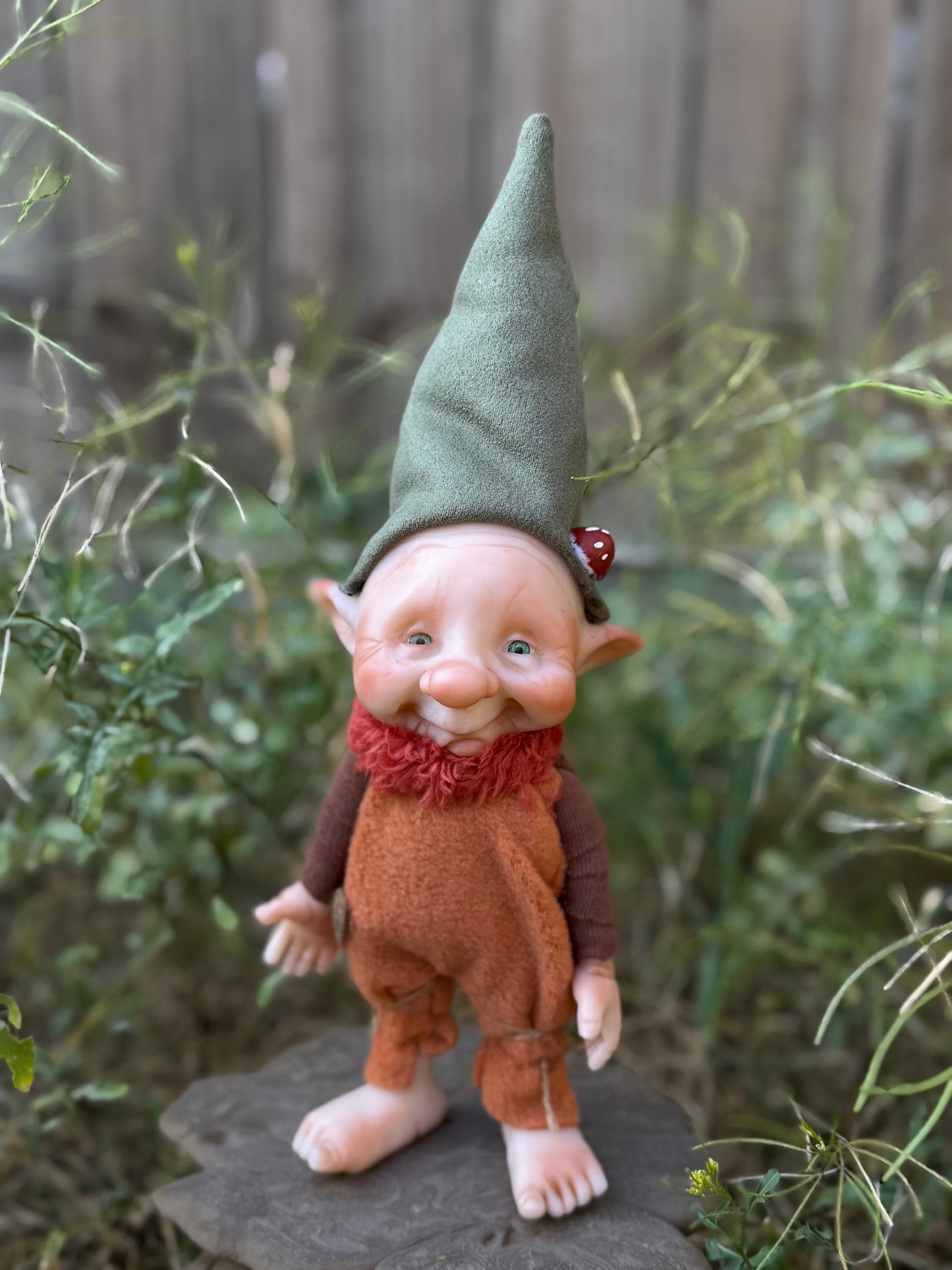 Duende artesanal articulado, figura de duende del bosque, muñeco artesanal coleccionable. Mide aproximadamente 25 cm. Modelo 15