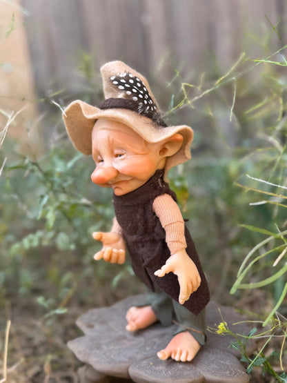 Duende artesanal articulado, figura de duende del bosque, muñeco artesanal coleccionable. Mide aproximadamente 25 cm. Modelo 18