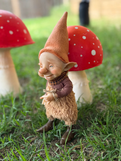 Duende artesanal articulado, figura de duende del bosque, muñeco artesanal coleccionable. Mide aproximadamente 25 cm.