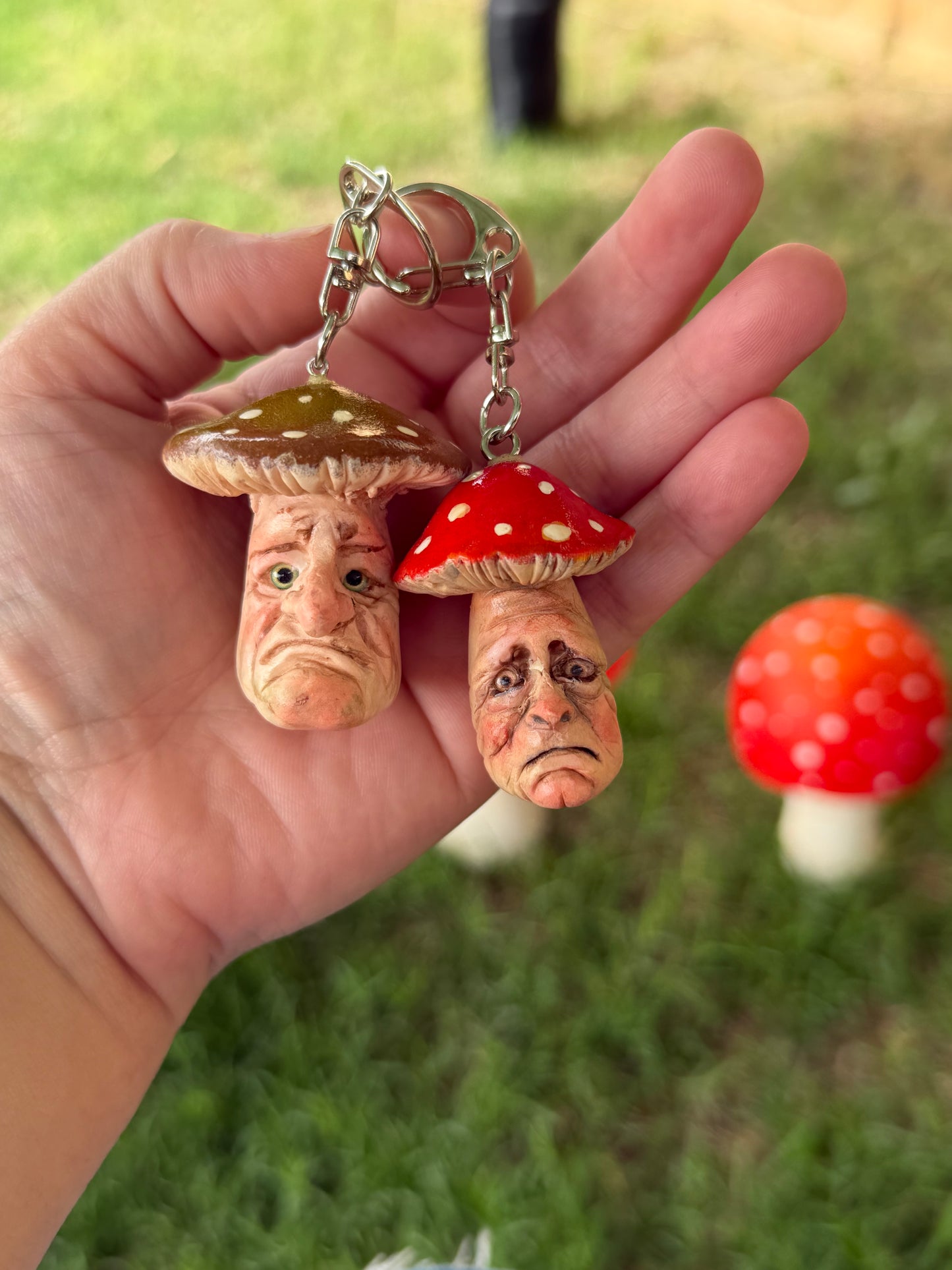 Llaveros sorpresa. Llaveros de honguitos con rostros variados. Honguitos graciosos