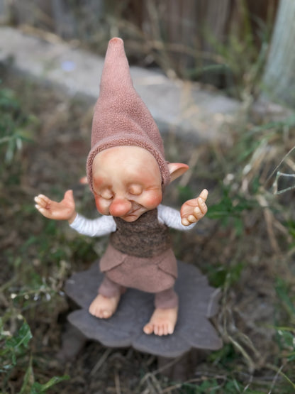 Duende artesanal articulado, figura de duende del bosque en meditación, nos enseña a conectar con los elementos y la naturaleza, muñeco artesanal coleccionable.