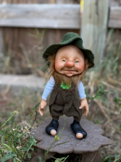 Mini Leprechaun, duende de la buena suerte y fortuna. Duende artesanal articulado, figura de duende del bosque, muñeco artesanal coleccionable. Mide aproximadamente 25 cm. Modelo 7