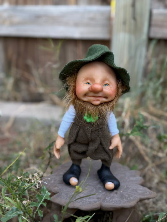 Mini Leprechaun, duende de la buena suerte y fortuna. Duende artesanal articulado, figura de duende del bosque, muñeco artesanal coleccionable. Mide aproximadamente 25 cm. Modelo 7