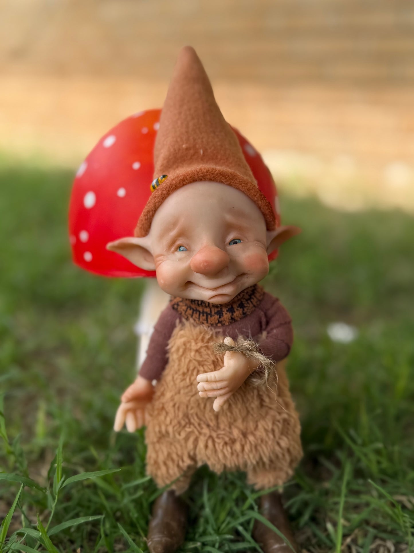 Duende artesanal articulado, figura de duende del bosque, muñeco artesanal coleccionable. Mide aproximadamente 25 cm.