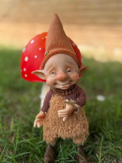 Duende artesanal articulado, figura de duende del bosque, muñeco artesanal coleccionable. Mide aproximadamente 25 cm.