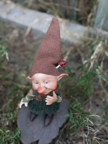 Duende artesanal articulado, figura de duende del bosque, muñeco artesanal coleccionable. Mide aproximadamente 25 cm. Modelo 8