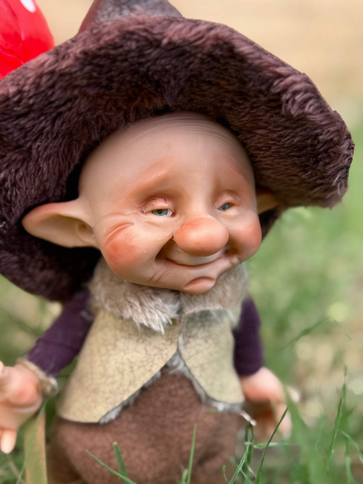 Duende artesanal articulado, figura de duende del bosque, muñeco artesanal coleccionable. Mide aproximadamente 25 cm.