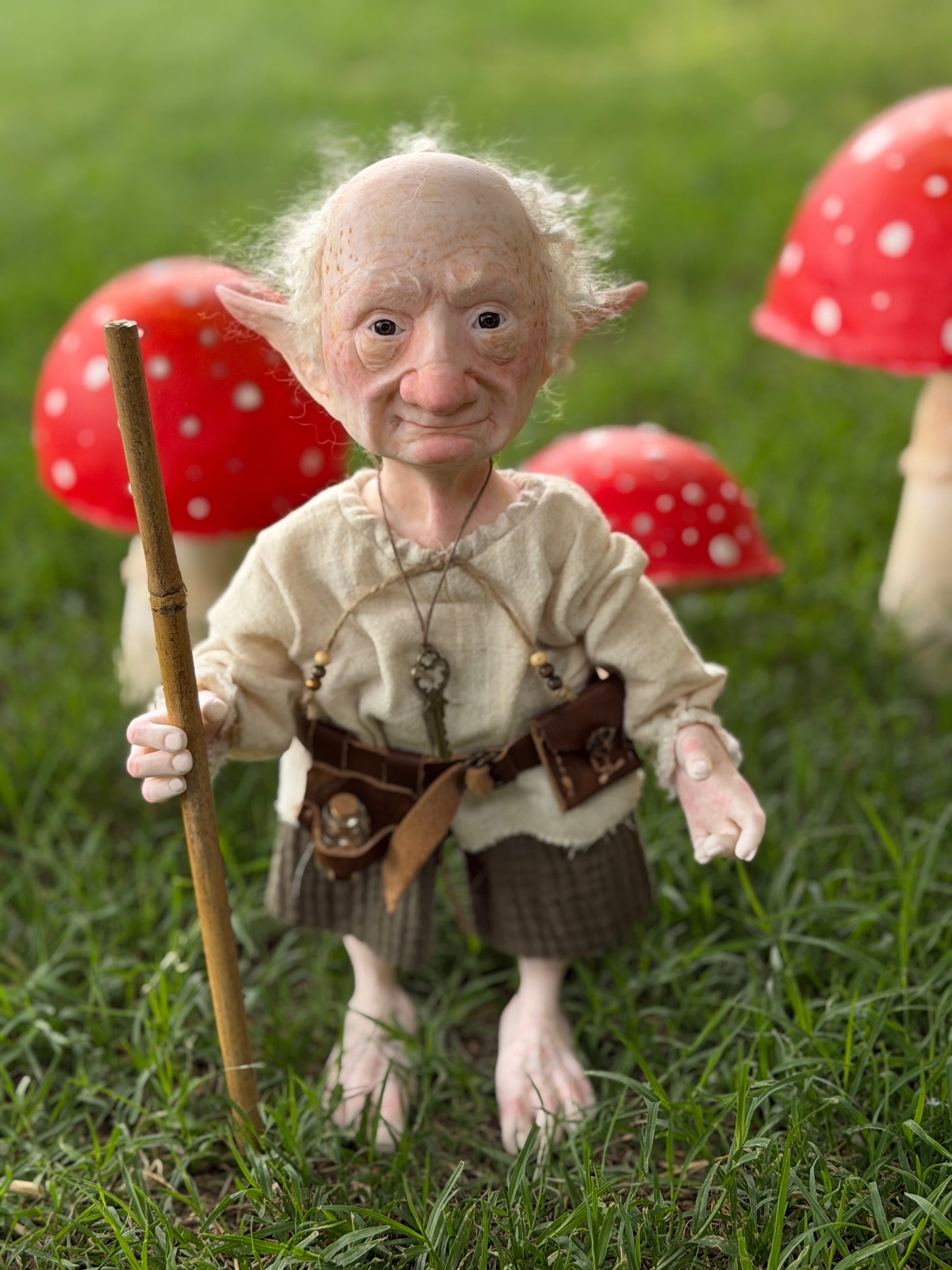 Eldrin, el Guardián de las Llaves – Duende de Colección Realista (Abrecaminos y Protector) Muñeco de Arte Fantástico, figura de colección. Mide 35 cm aproximadamente ( 13 pulgadas )