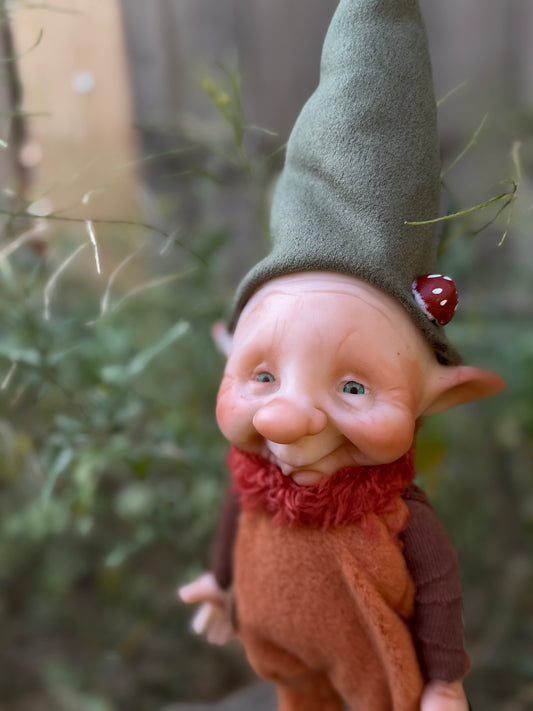 Duende artesanal articulado, figura de duende del bosque, muñeco artesanal coleccionable. Mide aproximadamente 25 cm. Modelo 15