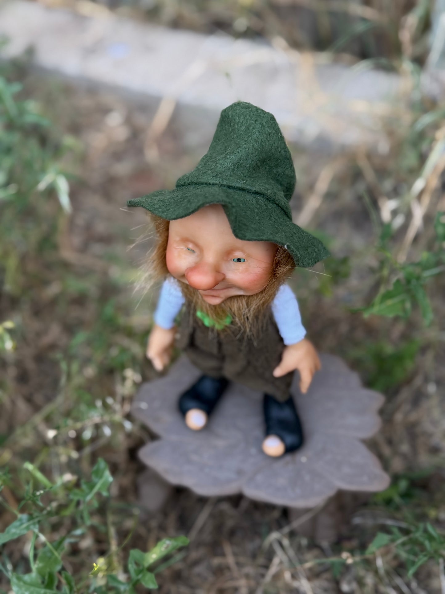 Mini Leprechaun, duende de la buena suerte y fortuna. Duende artesanal articulado, figura de duende del bosque, muñeco artesanal coleccionable. Mide aproximadamente 25 cm. Modelo 7