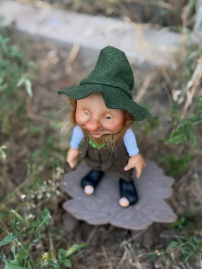 Mini Leprechaun, duende de la buena suerte y fortuna. Duende artesanal articulado, figura de duende del bosque, muñeco artesanal coleccionable. Mide aproximadamente 25 cm. Modelo 7