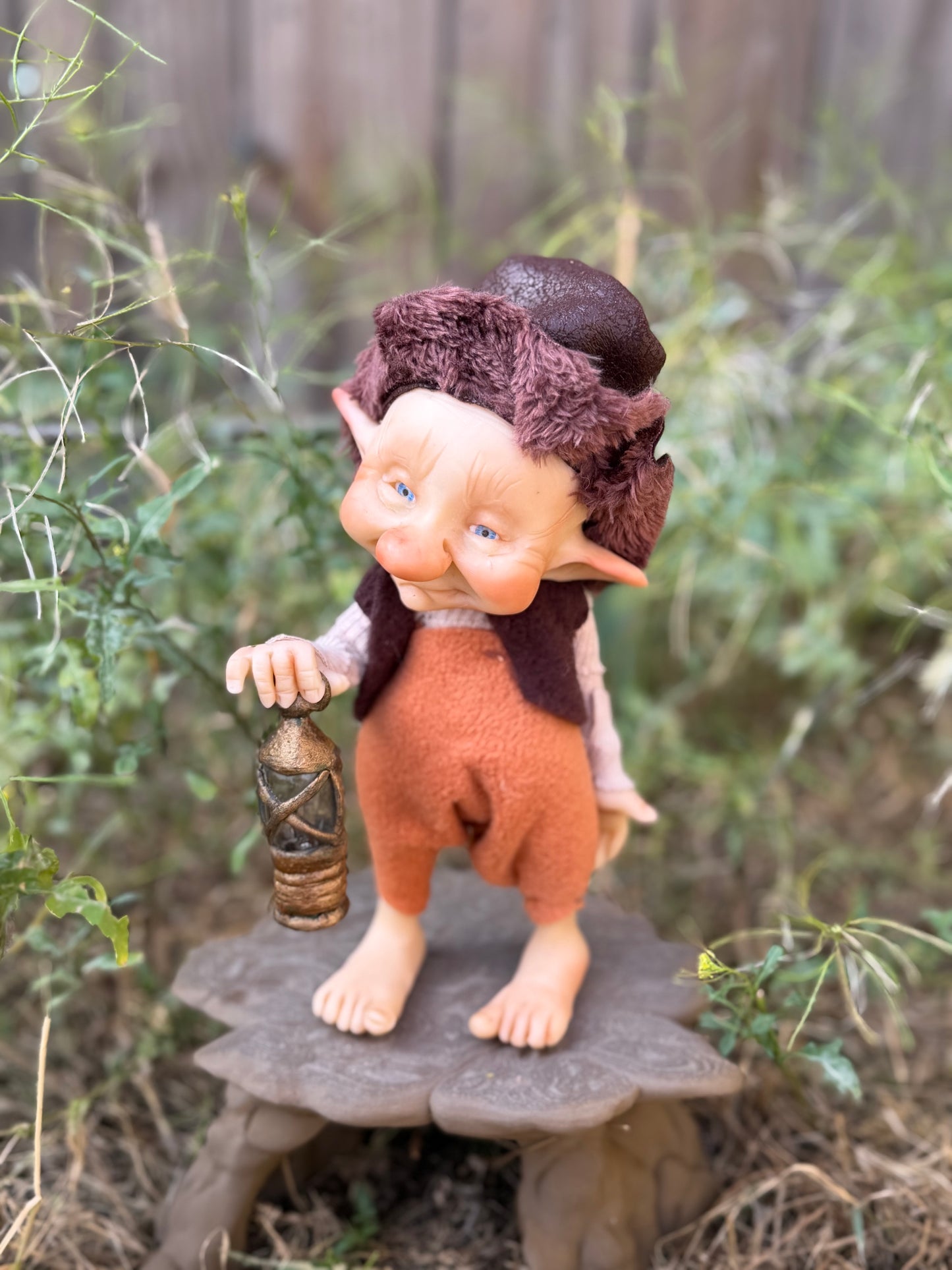 Duende artesanal articulado, figura de duende del bosque, muñeco artesanal coleccionable. Mide aproximadamente 25 cm. Modelo 22