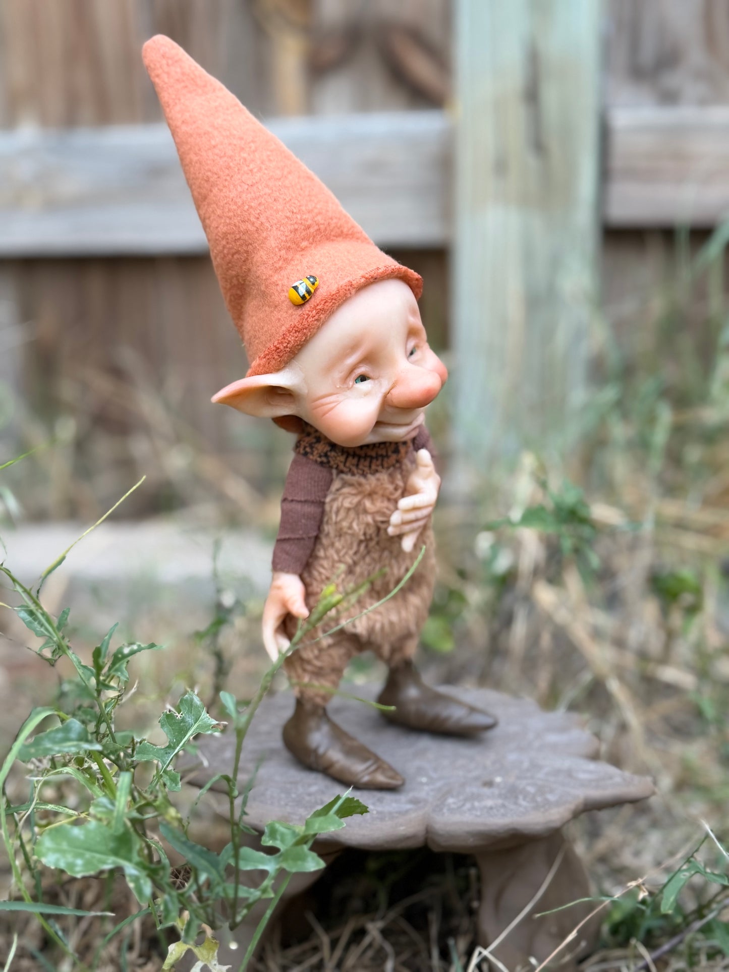 Duende artesanal articulado, figura de duende del bosque, muñeco artesanal coleccionable. Mide aproximadamente 25 cm.