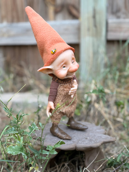 Duende artesanal articulado, figura de duende del bosque, muñeco artesanal coleccionable. Mide aproximadamente 25 cm.
