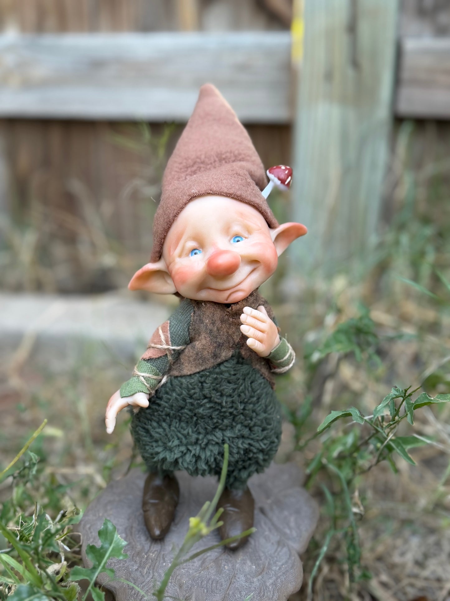 Duende artesanal articulado, figura de duende del bosque, muñeco artesanal coleccionable. Mide aproximadamente 25 cm. Modelo 8