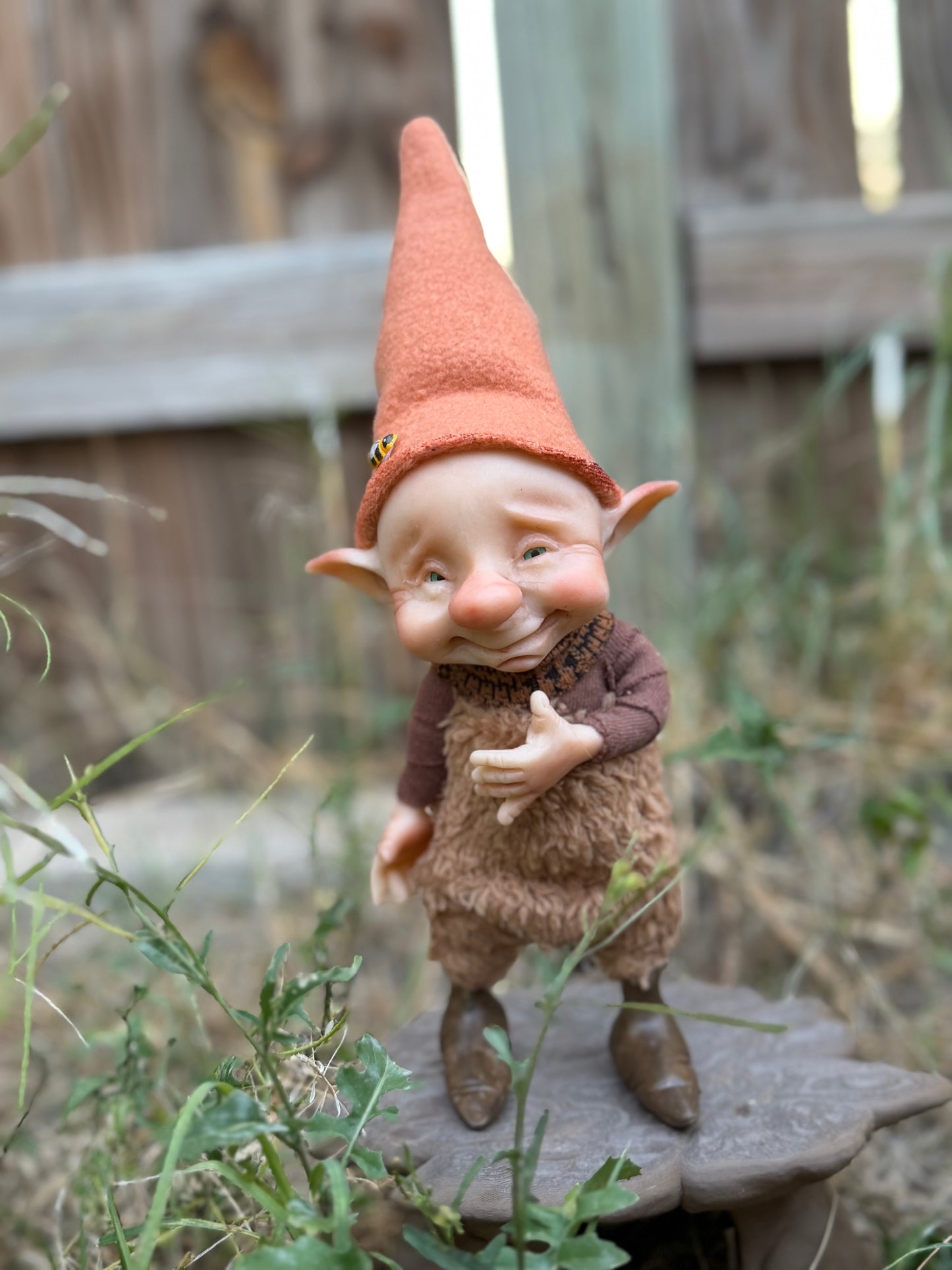 Duende artesanal articulado, figura de duende del bosque, muñeco artesanal coleccionable. Mide aproximadamente 25 cm.