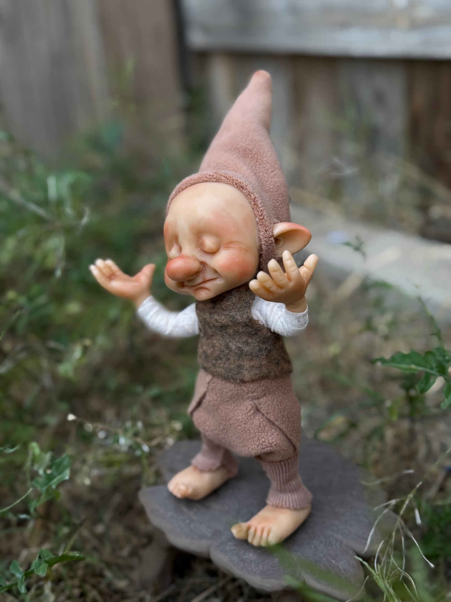 Duende artesanal articulado, figura de duende del bosque en meditación, nos enseña a conectar con los elementos y la naturaleza, muñeco artesanal coleccionable.