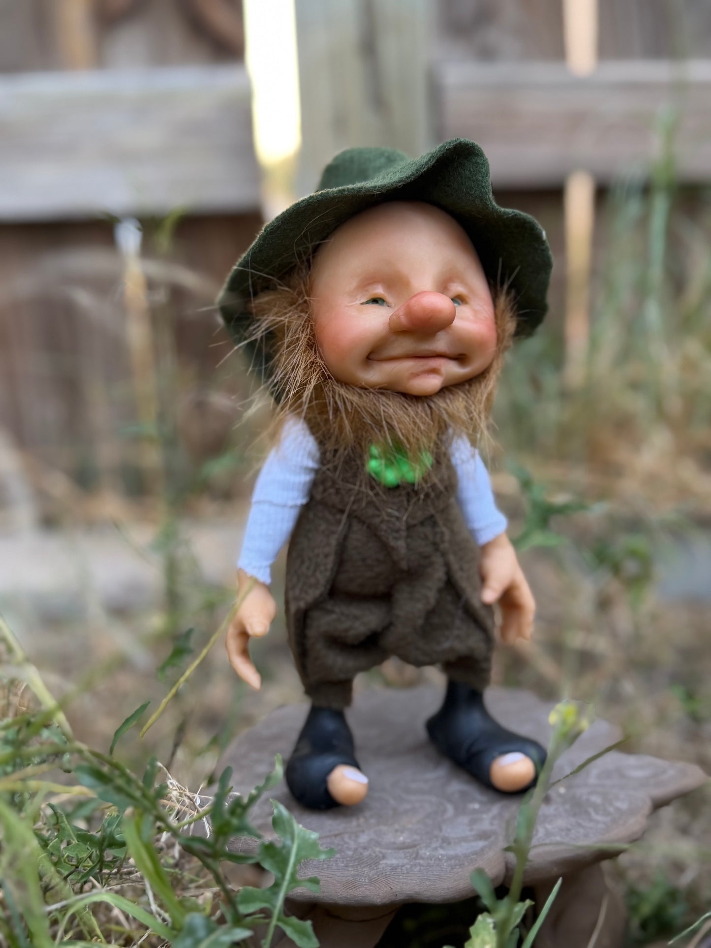 Mini Leprechaun, duende de la buena suerte y fortuna. Duende artesanal articulado, figura de duende del bosque, muñeco artesanal coleccionable. Mide aproximadamente 25 cm. Modelo 7