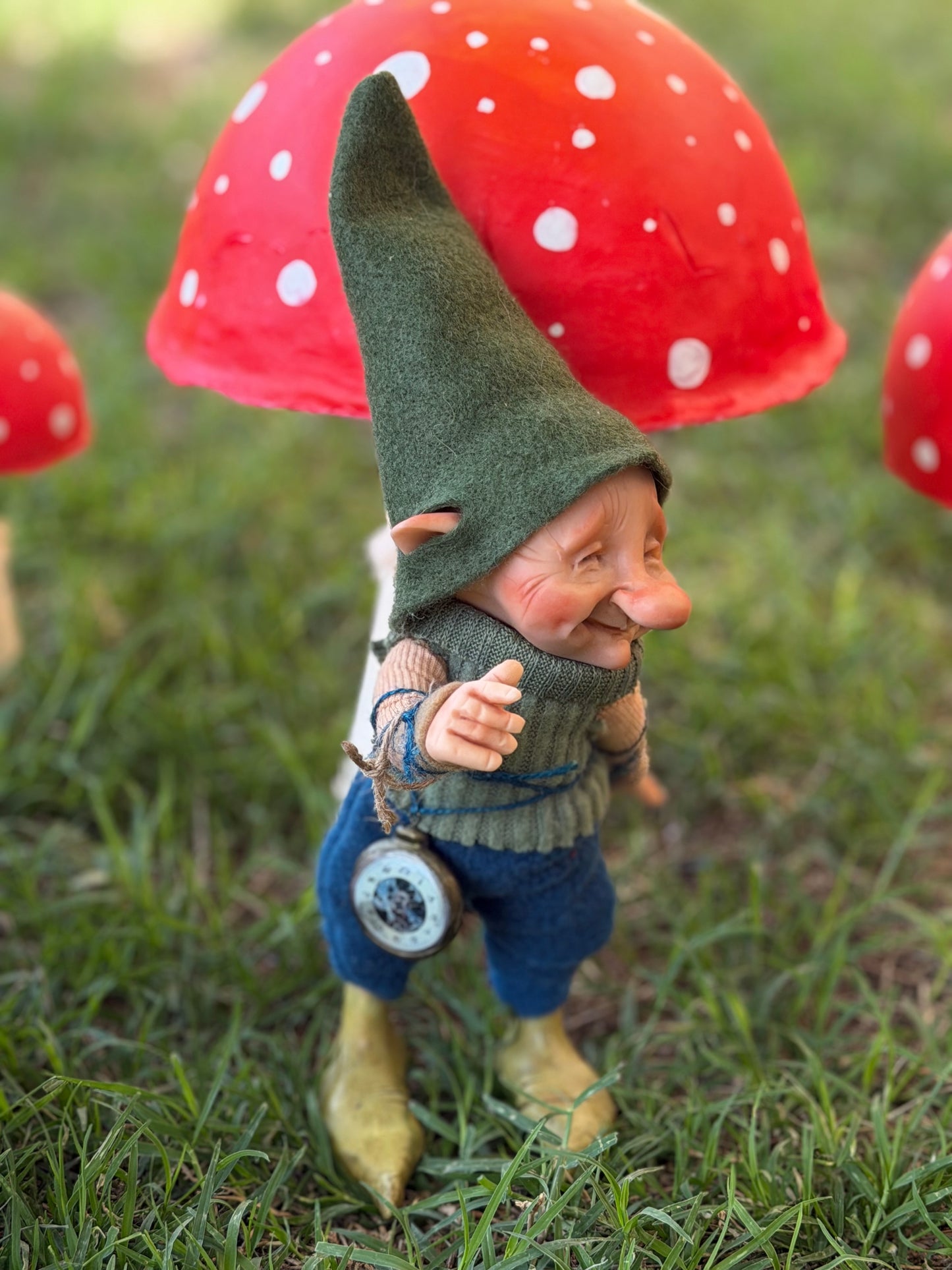 Duende artesanal articulado, figura de duende del bosque, muñeco artesanal coleccionable. Mide aproximadamente 25 cm.