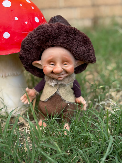 Duende artesanal articulado, figura de duende del bosque, muñeco artesanal coleccionable. Mide aproximadamente 25 cm.