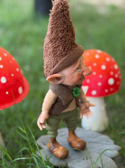 Duende caprichoso. Duende artesanal articulado, figura de duende del bosque, muñeco artesanal coleccionable. Mide aproximadamente 25 cm.