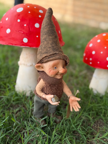 Duende artesanal articulado, figura de duende del bosque, muñeco artesanal coleccionable. Mide aproximadamente 25 cm.