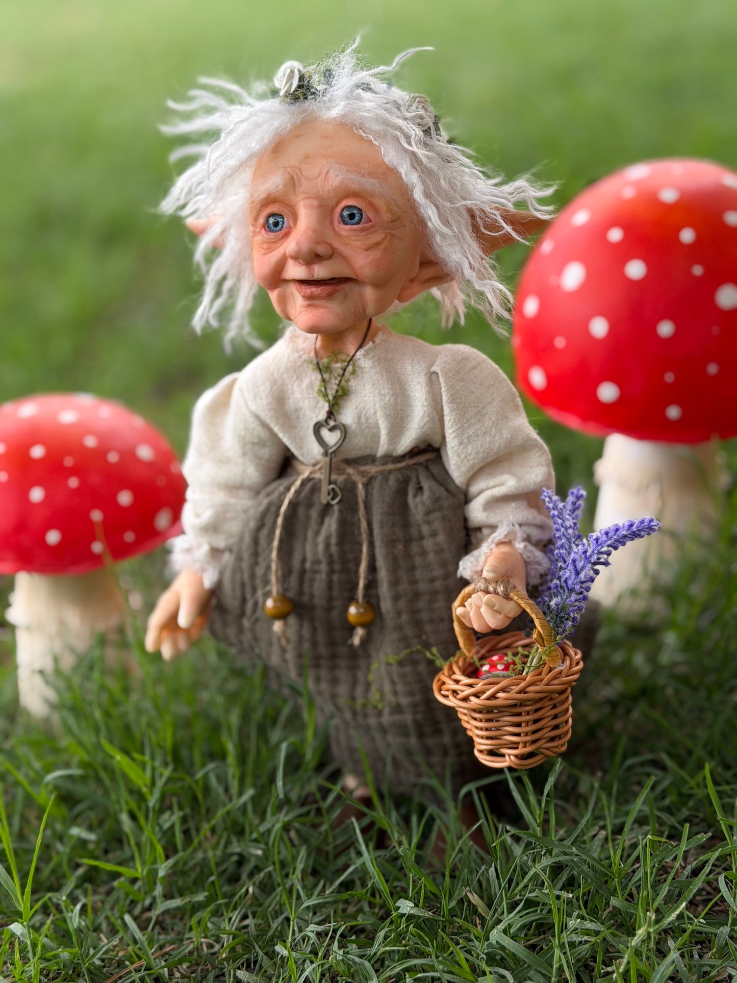 Gisela guardiana del bosque profundo, duende anciana de las flores y secretos del bosque