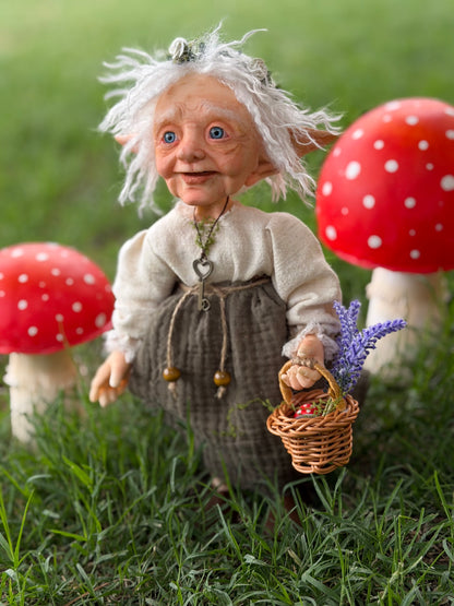 Gisela guardiana del bosque profundo, duende anciana de las flores y secretos del bosque