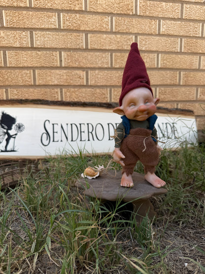 Duende con mascota caracol. Duende artesanal articulado, figura de duende del bosque, muñeco artesanal coleccionable. Mide aproximadamente 25 cm. Modelo 31