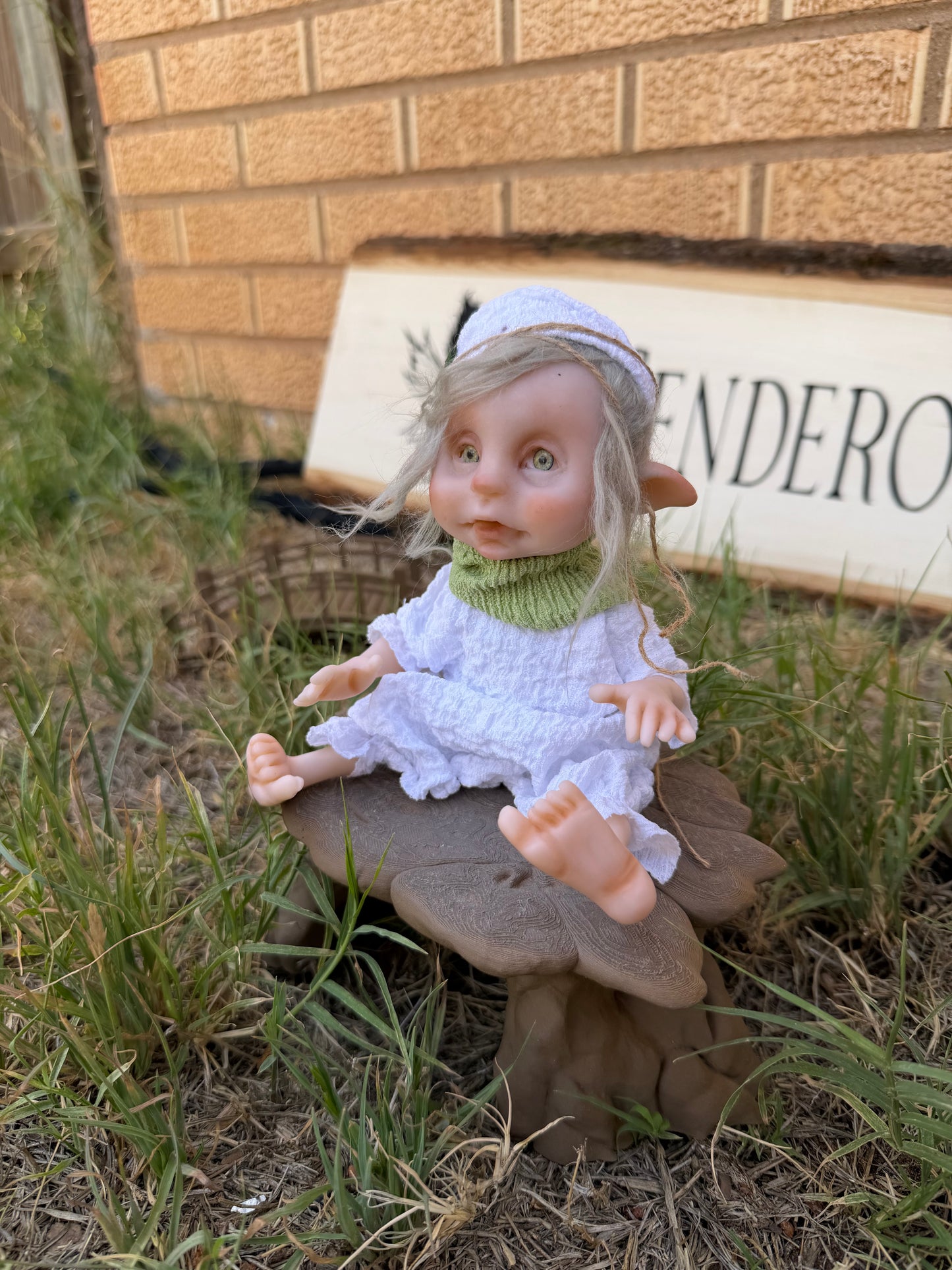 Duende de La Paz y la salud. Duende artesanal articulado, figura de duende del bosque, muñeco artesanal coleccionable. Mide aproximadamente 25 cm. Modelo 30