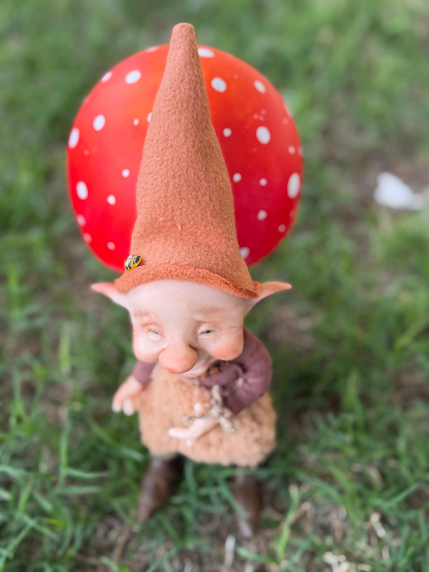 Duende artesanal articulado, figura de duende del bosque, muñeco artesanal coleccionable. Mide aproximadamente 25 cm.