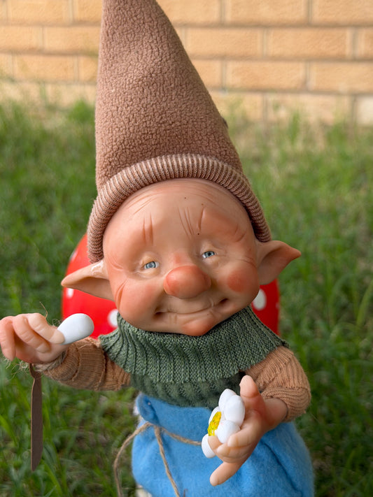 Me quiere… no me quiere. Duende enamorado. Duende artesanal articulado, figura de duende del bosque, muñeco artesanal coleccionable. Mide aproximadamente 25 cm.