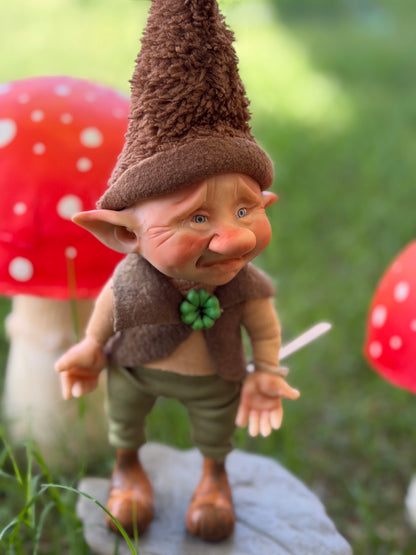 Duende caprichoso. Duende artesanal articulado, figura de duende del bosque, muñeco artesanal coleccionable. Mide aproximadamente 25 cm.