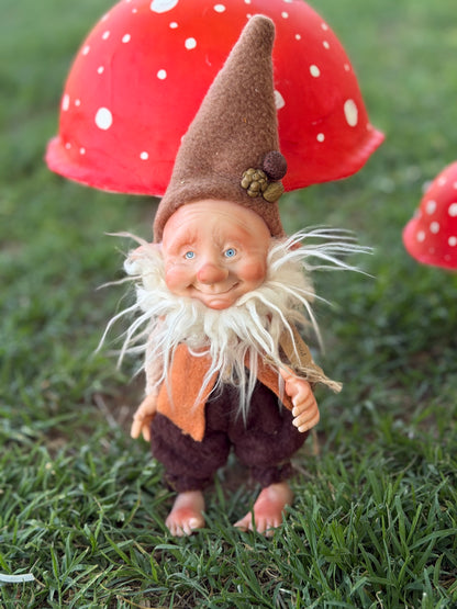 Duende artesanal articulado, figura de duende del bosque, muñeco artesanal coleccionable. Mide aproximadamente 25 cm.