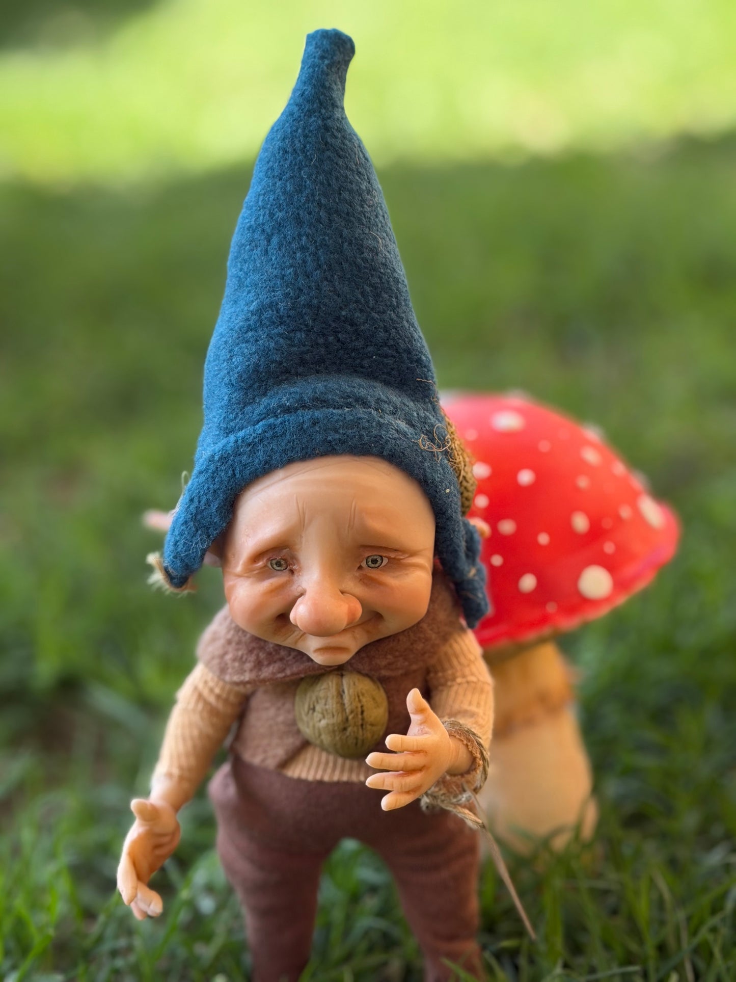 Duende artesanal articulado, figura de duende del bosque, muñeco artesanal coleccionable. Mide aproximadamente 25 cm.