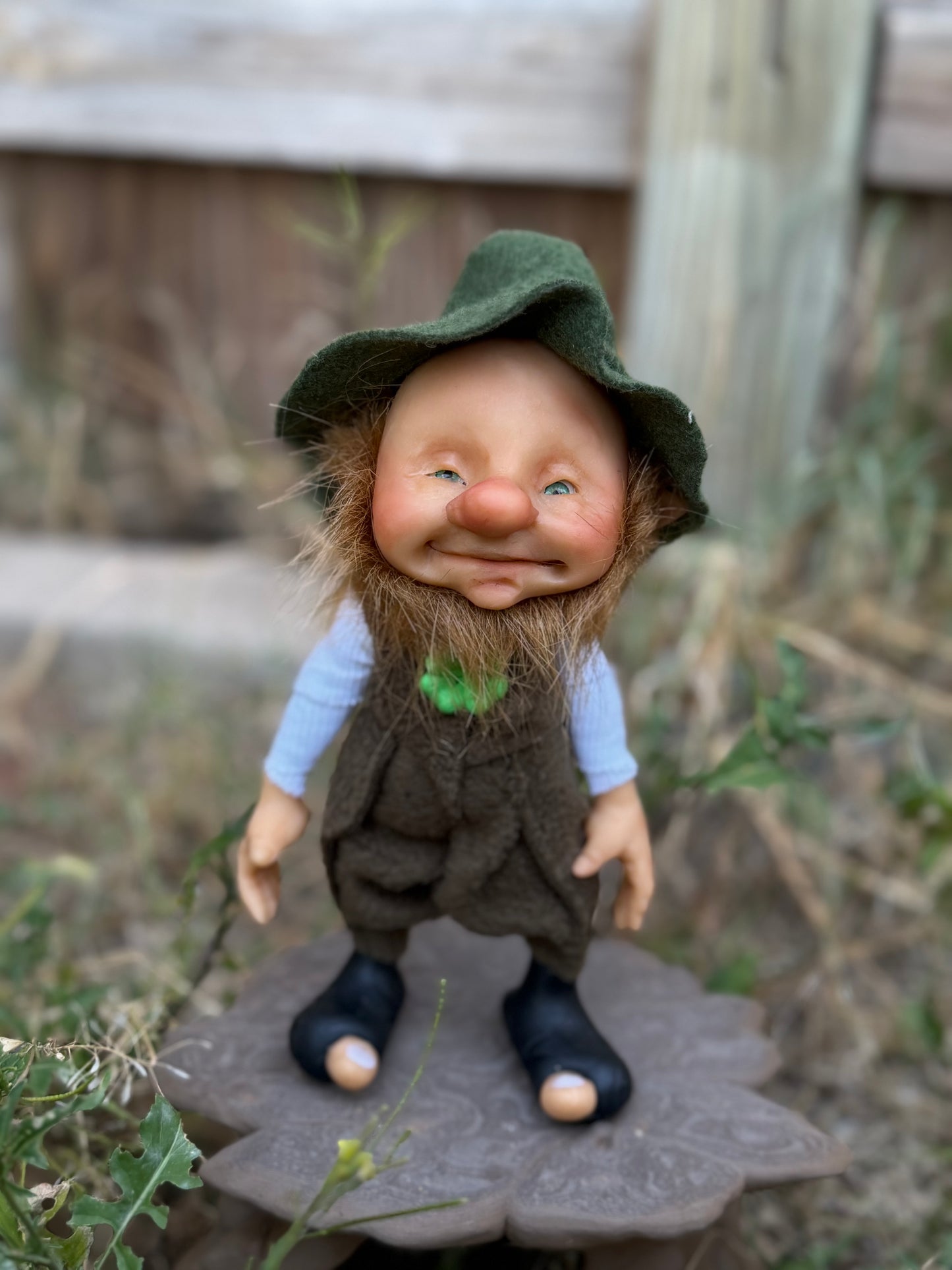 Mini Leprechaun, duende de la buena suerte y fortuna. Duende artesanal articulado, figura de duende del bosque, muñeco artesanal coleccionable. Mide aproximadamente 25 cm. Modelo 7