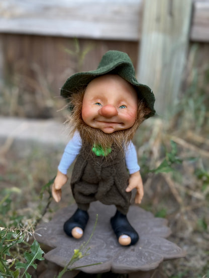 Mini Leprechaun, duende de la buena suerte y fortuna. Duende artesanal articulado, figura de duende del bosque, muñeco artesanal coleccionable. Mide aproximadamente 25 cm. Modelo 7
