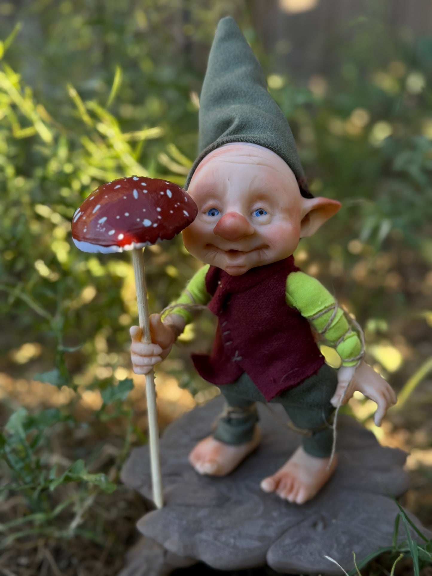 Duende artesanal articulado, figura de duende del bosque, muñeco artesanal coleccionable. Mide aproximadamente 25 cm. Modelo 12