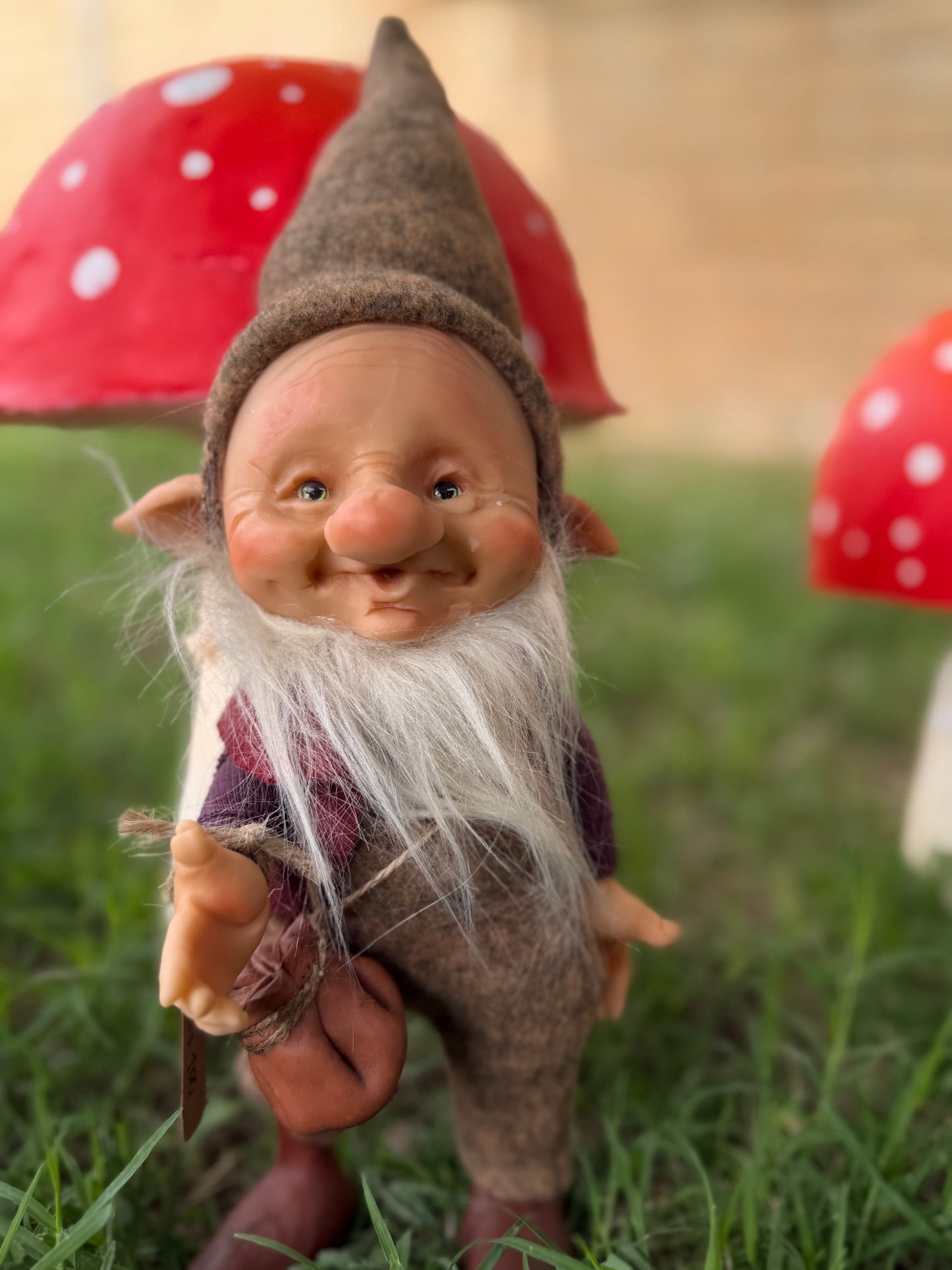 Duende artesanal articulado, figura de duende del bosque, muñeco artesanal coleccionable. Mide aproximadamente 25 cm.