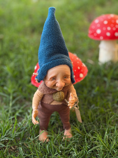 Duende artesanal articulado, figura de duende del bosque, muñeco artesanal coleccionable. Mide aproximadamente 25 cm.