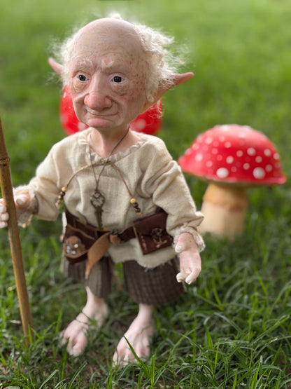 Eldrin, el Guardián de las Llaves – Duende de Colección Realista (Abrecaminos y Protector) Muñeco de Arte Fantástico, figura de colección. Mide 35 cm aproximadamente ( 13 pulgadas )