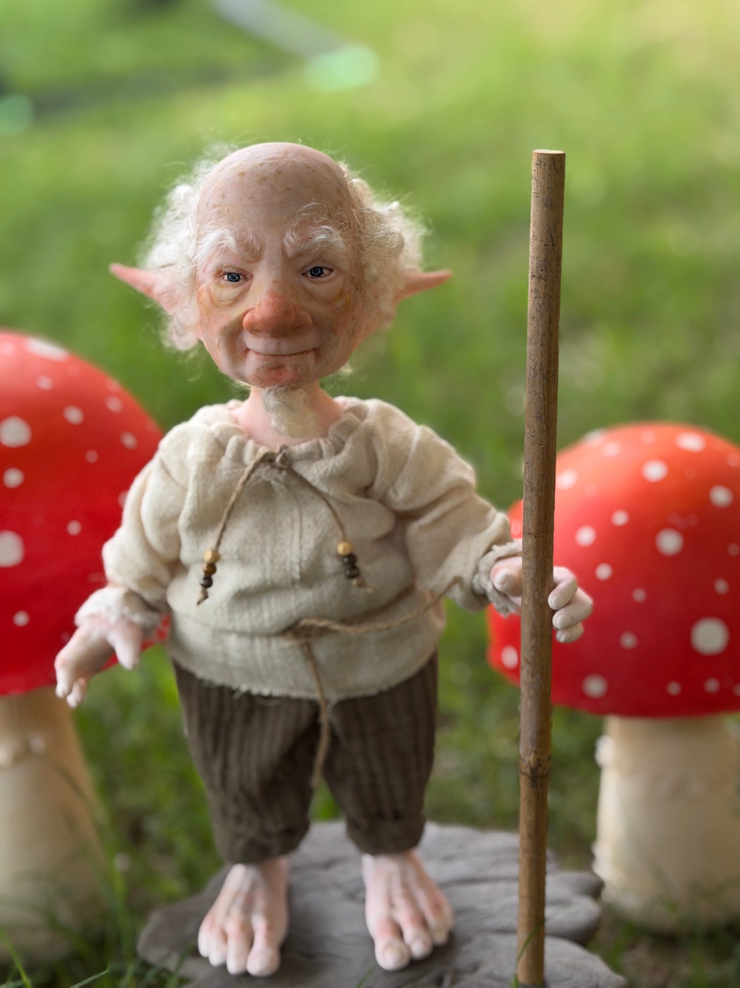 Benito, Duende Guía de Senderos y Sueños. Duende realista hecho a mano, mide 28 cm de alto.