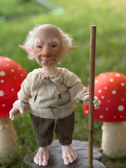 Benito, Duende Guía de Senderos y Sueños. Duende realista hecho a mano, mide 28 cm de alto.