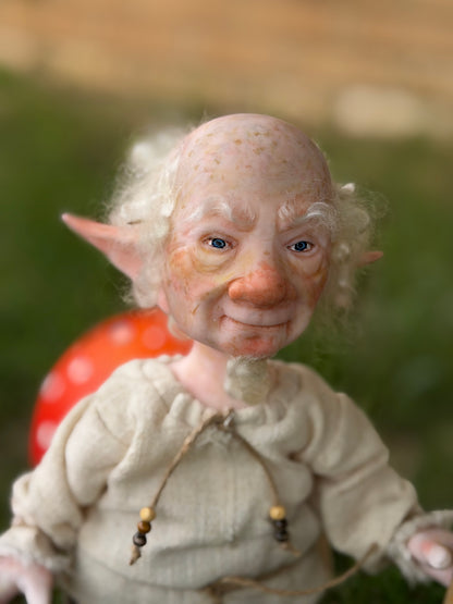 Benito, Duende Guía de Senderos y Sueños. Duende realista hecho a mano, mide 28 cm de alto.