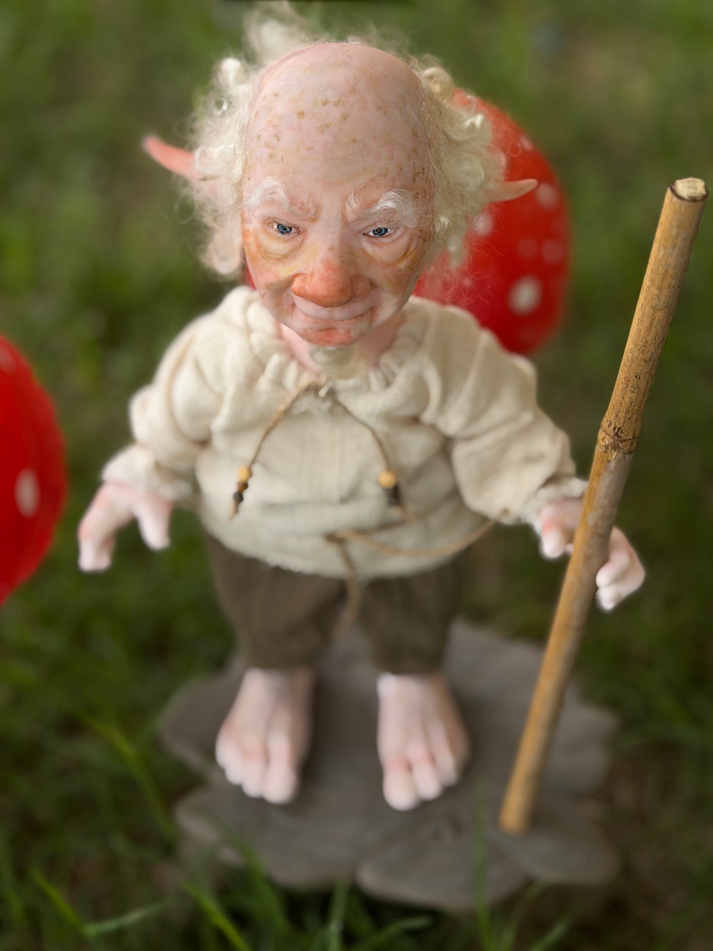 Benito, Duende Guía de Senderos y Sueños. Duende realista hecho a mano, mide 28 cm de alto.