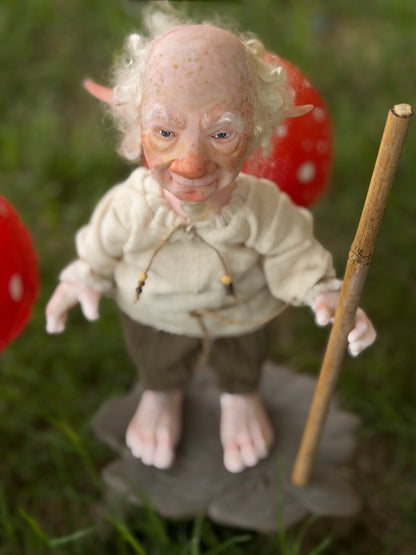 Benito, Duende Guía de Senderos y Sueños. Duende realista hecho a mano, mide 28 cm de alto.