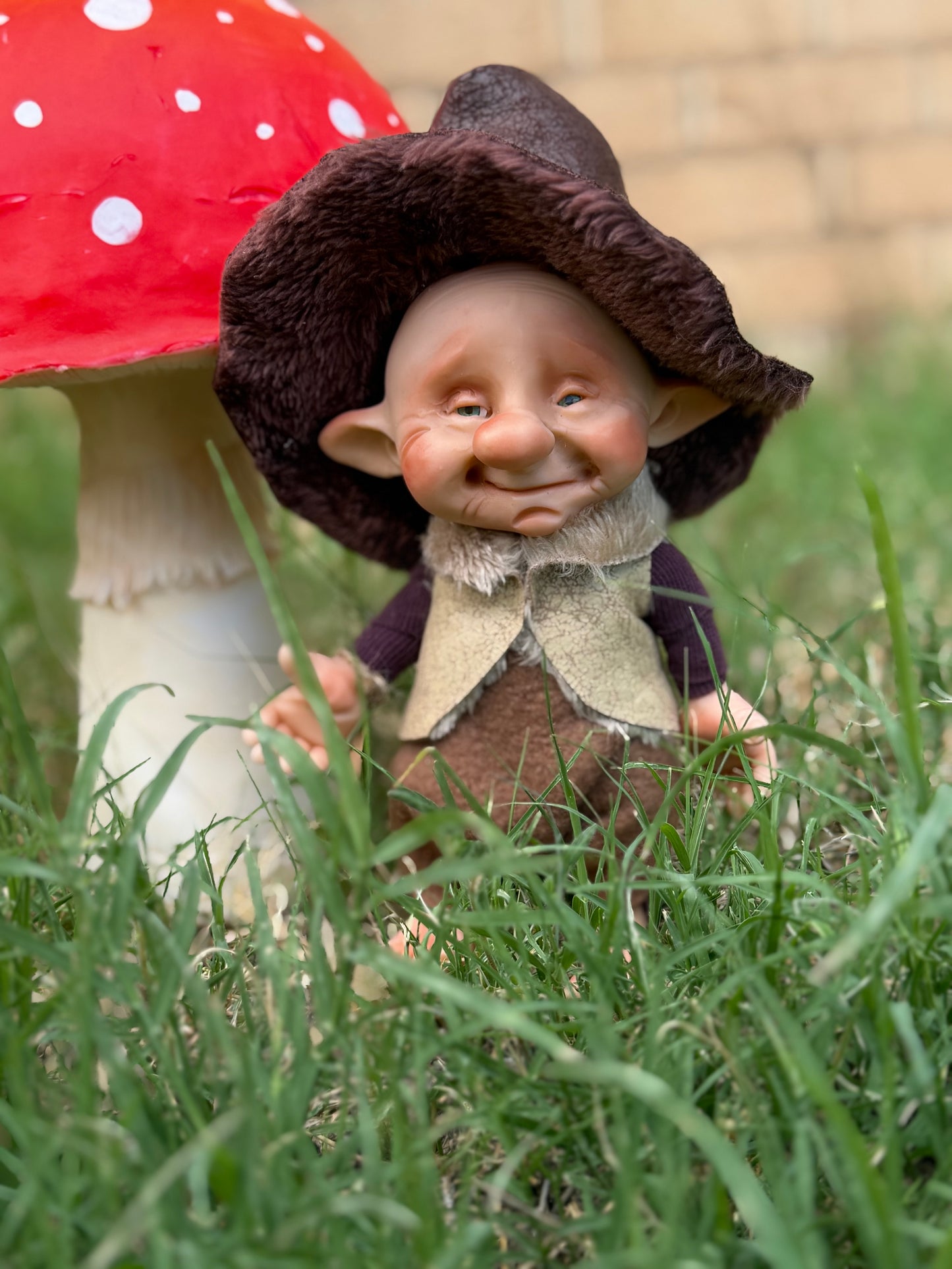 Duende artesanal articulado, figura de duende del bosque, muñeco artesanal coleccionable. Mide aproximadamente 25 cm.