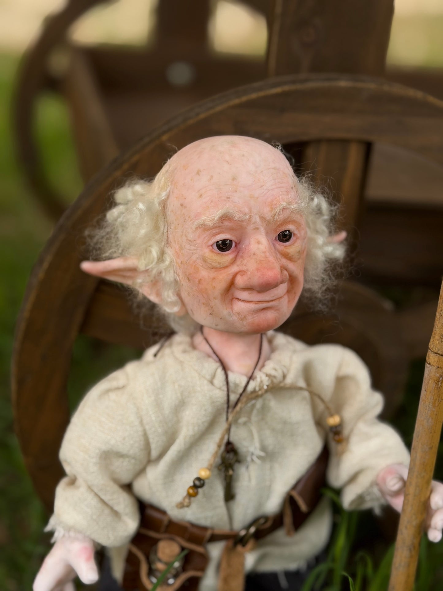 Eldrin, el Guardián de las Llaves – Duende de Colección Realista (Abrecaminos y Protector) Muñeco de Arte Fantástico, figura de colección. Mide 28 cm aproximadamente ( 10.5 pulgadas )