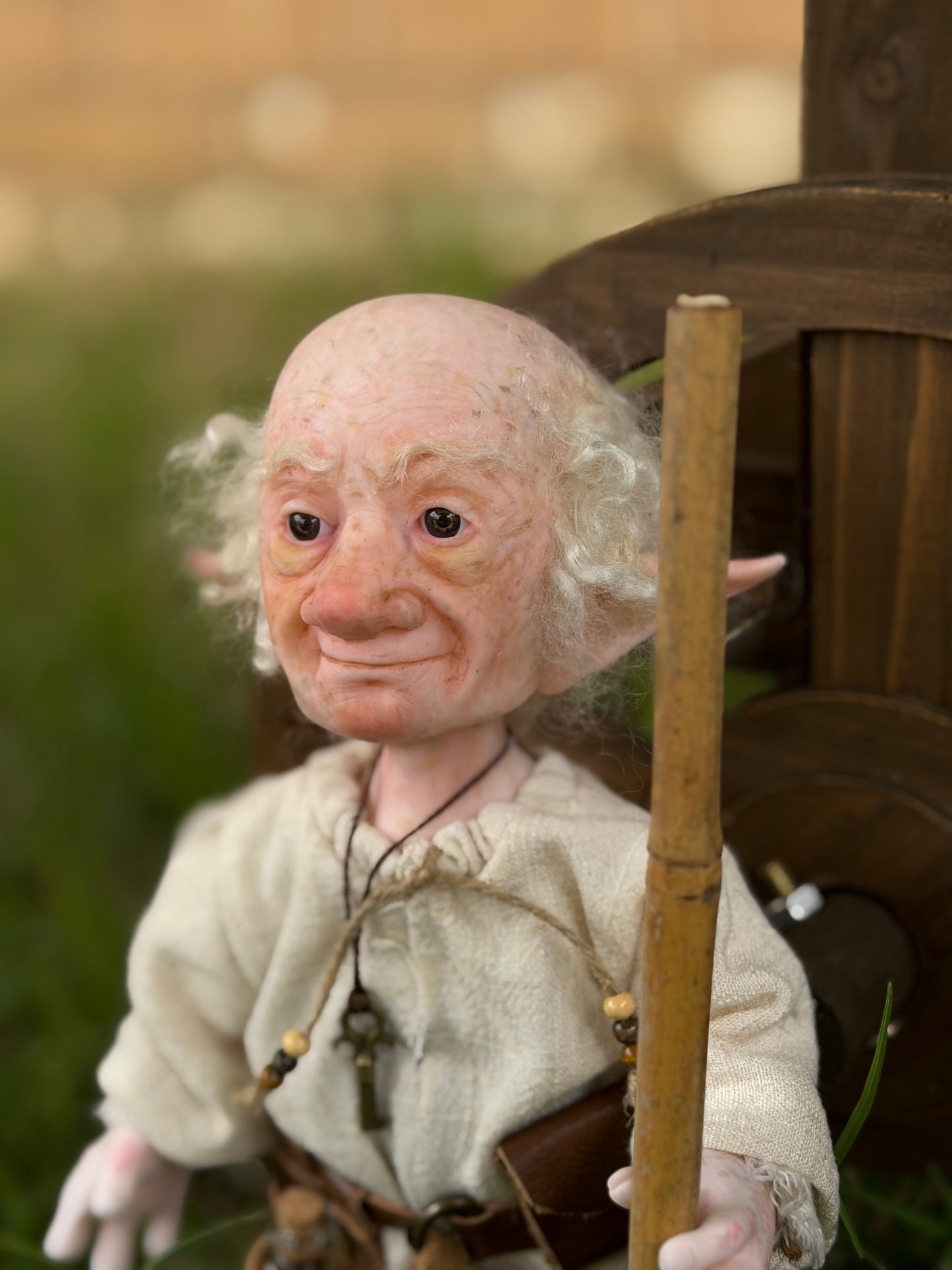 Eldrin, el Guardián de las Llaves – Duende de Colección Realista (Abrecaminos y Protector) Muñeco de Arte Fantástico, figura de colección. Mide 28 cm aproximadamente ( 10.5 pulgadas )