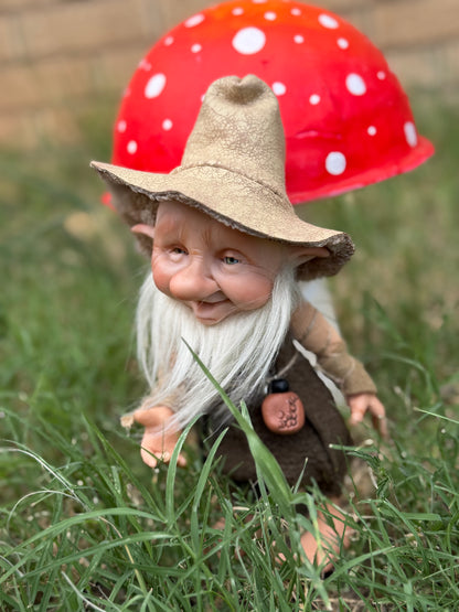 Duende artesanal articulado, figura de duende del bosque, muñeco artesanal coleccionable. Mide aproximadamente 25 cm.